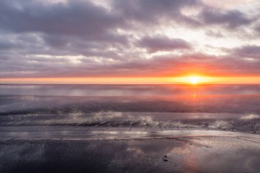 Gün doğumunda Blackrock Sahili üzerinde hava görüntüsü, County, Louth, İrlanda