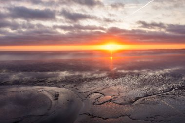 Gün doğumunda Blackrock Sahili üzerinde hava görüntüsü, County, Louth, İrlanda