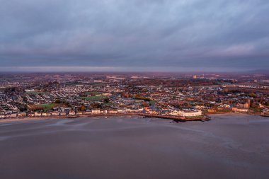 Gün doğumunda Blackrock Sahili üzerinde hava görüntüsü, County, Louth, İrlanda
