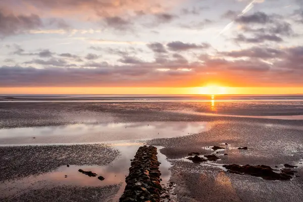Gün doğumunda Blackrock Sahili üzerinde hava görüntüsü, County, Louth, İrlanda