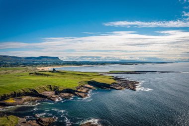 Mullaghmore Sahil Hattı üzerinde güzel bir uçuş, Sligo İlçesi, İrlanda Cumhuriyeti