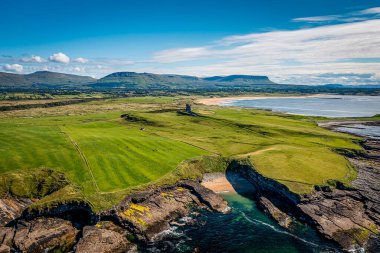 Mullaghmore Sahil Hattı üzerinde güzel bir uçuş, Sligo İlçesi, İrlanda Cumhuriyeti