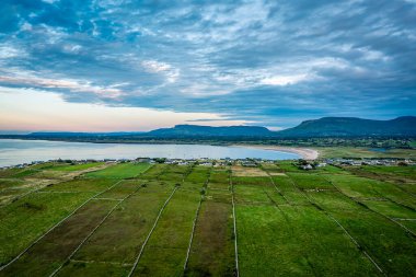 Mullaghmore Sahil Hattı üzerinde güzel bir uçuş, Sligo İlçesi, İrlanda Cumhuriyeti