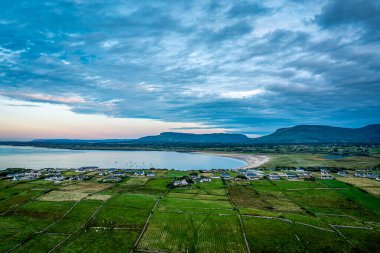 Mullaghmore Sahil Hattı üzerinde güzel bir uçuş, Sligo İlçesi, İrlanda Cumhuriyeti