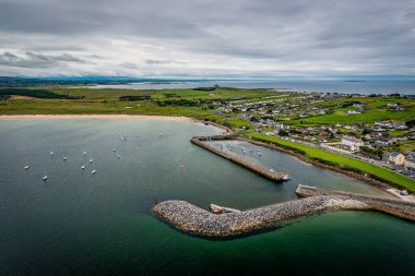 Mullaghmore Sahil Hattı üzerinde güzel bir uçuş, Sligo İlçesi, İrlanda Cumhuriyeti