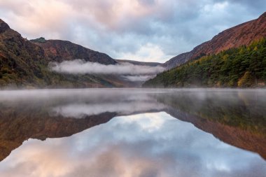 Glendalough Yukarı Gölü, Wicklow, İrlanda 'dan Çarpıcı Gün Doğumu