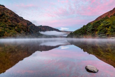 Glendalough Yukarı Gölü, Wicklow, İrlanda 'dan Çarpıcı Gün Doğumu