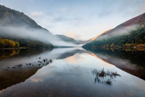 Glendalough Yukarı Gölü, Wicklow, İrlanda 'dan Çarpıcı Gün Doğumu