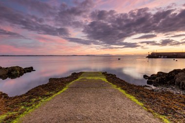 Dramatik Sabah Gökyüzü, Clogherhead, Oriel Limanı, County Louth, İrlanda Cumhuriyeti