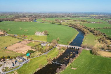 Bective Hamlet, River Boyne, Meath, İrlanda üzerinden iyi uçuşlar.