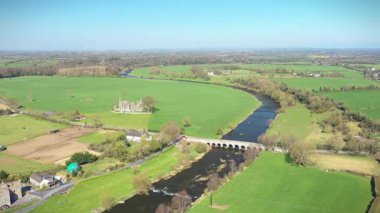 Bective Hamlet, River Boyne, Meath, İrlanda üzerinden iyi uçuşlar.