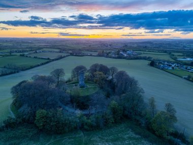 Dundalk Kırsal Bölgesi, County Louth, İrlanda Cumhuriyeti 'nde Günbatımında iyi uçuşlar.