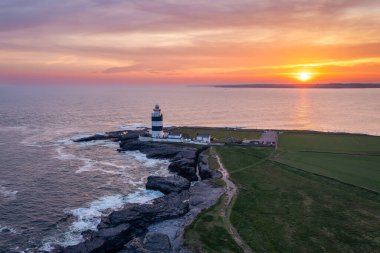 Sunset, Wexford County, İrlanda 'daki Kanca Yarımadası üzerinde güzel bir uçuş.