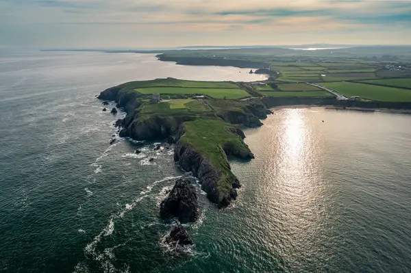 Akşam uçuşu Baginbun Sahili üzerinde, Wexford ilçesi, İrlanda Cumhuriyeti