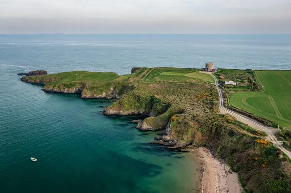 Akşam uçuşu Baginbun Sahili üzerinde, Wexford ilçesi, İrlanda Cumhuriyeti