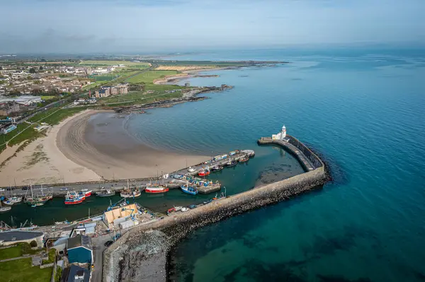İrlanda 'nın Dublin ilçesi Balbriggan Limanı üzerinde güzel bir uçuş.