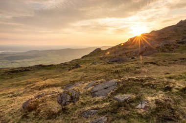 Slieve Foy 'un tepesine sabah yürüyüşü, Cooley Dağları, County Louth, İrlanda