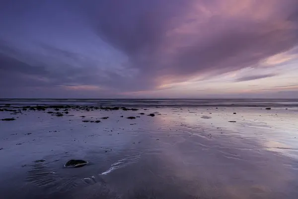 Gyles Quay Sahili, Louth, İrlanda Cumhuriyeti üzerinde renkli gün doğumu