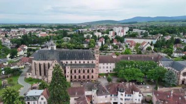 Molsheim Town üzerinden akşam uçuşu, Grand Est, Fransa