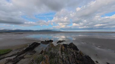 Bulutların Zaman Çizelgesi Dundalk Körfezi üzerinden geçiyor, County Louth, İrlanda
