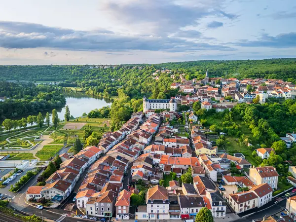 Akşam Uçuşu Liverdun, Grand Est, Meurthe-et-Moselle, Fransa