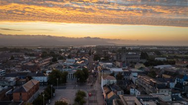 Sabah uçuşu Dundalk Town, County Louth, İrlanda Cumhuriyeti