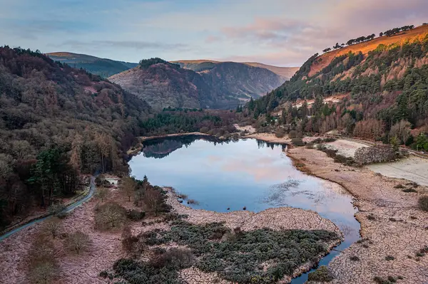 Glendalough Lower Lake, Wicklow Ulusal Parkı, İrlanda 'da Çarpıcı Sabah
