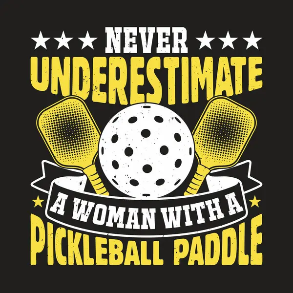 Komik Pickleball Lady tişörtü - Pickleball Paddle tişörtü olan bir kadını asla küçümseme.
