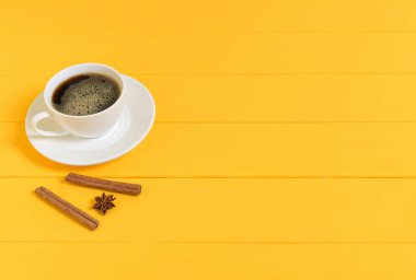 Sarı Ahşap Arkaplanda Baharatlı Kahve Kupası