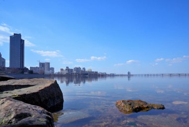 Ukrayna 'nın başkenti Dnipro' nun silüeti Açık Bahar Günü 'nde Nehre Yansıtıldı