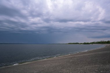 Ukrayna 'nın Kamianske kentindeki Dnipro Riverbank üzerinde Gökyüzü Bulutlu