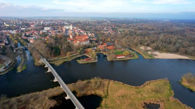 Bir tarlanın içinden akan bir nehir