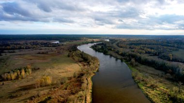 Bir tarlanın içinden akan bir nehir