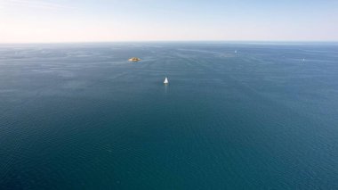 Gökyüzünden deniz manzarası açık havada bir yatla.