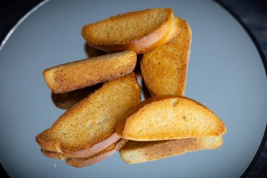 Minimum arkaplan ve yumuşak ışıklandırma, ekmeğin altın-kahverengi dokusunu ve doğal şekillerini vurgular. Bu resimler gıda markaları, ambalaj tasarımı, editoryal içerik ve mutfak bloglarında kullanılmak için idealdir.