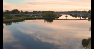 Akşamları köprünün nehir üzerindeki hava manzarası.