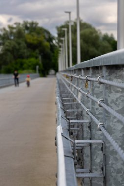 Sembolik bir kalp şeklinde asma kilit. Köprü parmaklıklarına bağlanmış. Sonsuz aşkı ve bağlılığı temsil ediyor..