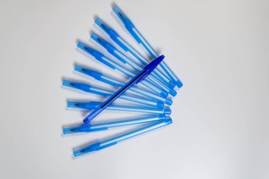 Plastik diş fırçaları beyaz arkaplanda izole edilmiş.