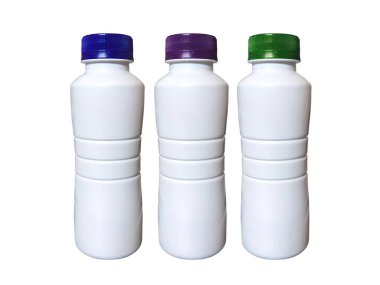 Beyaz arka planda beyaz plastik şişeler