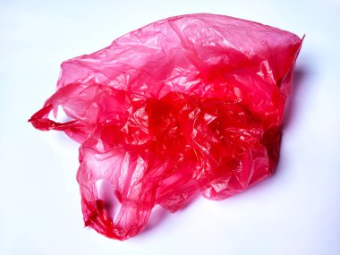 Kırışmış kırmızı plastik torba beyaz arka planda