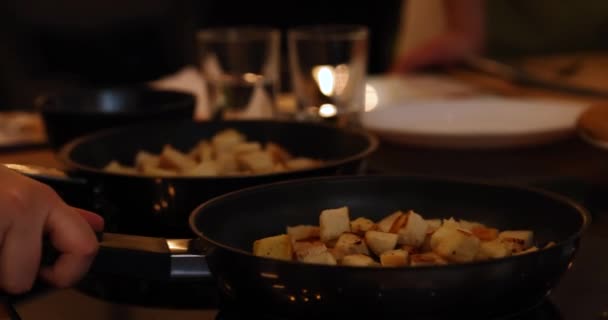 Séf Sült Krumpli Kruton Serpenyőben Caesar Salátához Étterem Hotel Kávézó — Stock videók