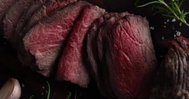 Biberli ve tuzlu biftek dilimlenmiş. Yukarıdan bak. Makro sahanda biftek..