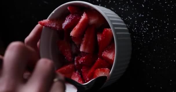 イチゴに砂糖を振りかける 健康的なビーガン朝食 熟したスナック — ストック動画