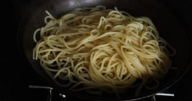 Demir tavada kremalı İtalyan makarnası pişiriyorum..