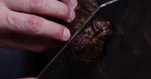 Roast Beef Snijplank Met Peper Zout Uitzicht Van Bovenaf — Stockvideo