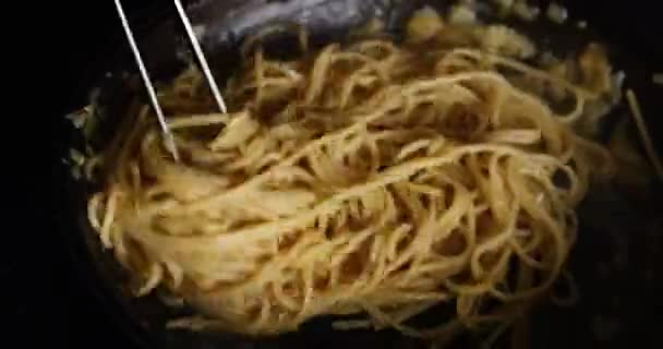 Gotowanie Włoskiego Makaronu Kremowym Sosem Tle Rondla Żelaza Zbliżenie Gotowania — Wideo stockowe
