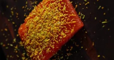 İştah açıcı marine edilmiş somon parçaları, yakından. Balık pazarında soğumuş, çiğ somon filetosu, seçici odaklanma. Makro.