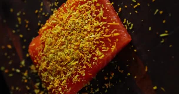 マリネしたサーモンの食欲をそそります 鮭の切り身の生の塊にカット 魚市場で 選択的な焦点 マクロ — ストック動画