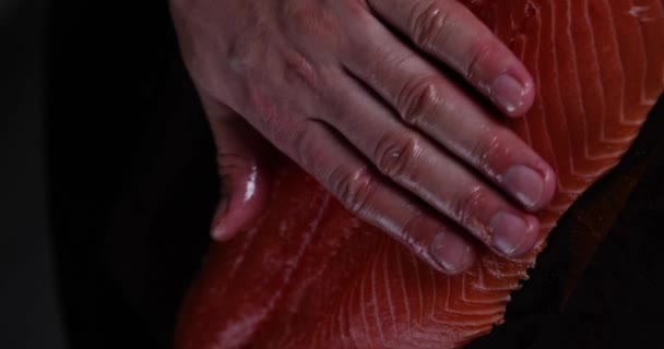 Filet Łososia Surowy Pokrojony Kawałki Schłodzony Targu Rybnym Selektywnie Ukierunkowany — Wideo stockowe