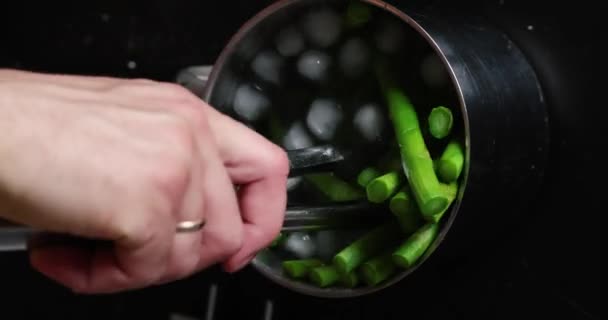 Verse Asperges Koken Heerlijk Gezond Vegetarisch Voedsel Trossen Groene Asperges — Stockvideo